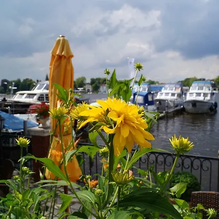 Yacht- , und Reisemobilhafen Historisches Fährhaus Wendenschloss-2